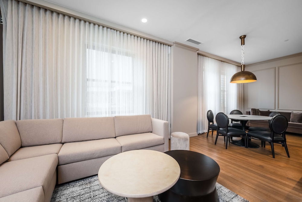 Hotel Fort Des Moines, Curio Collection by Hilton 45/81