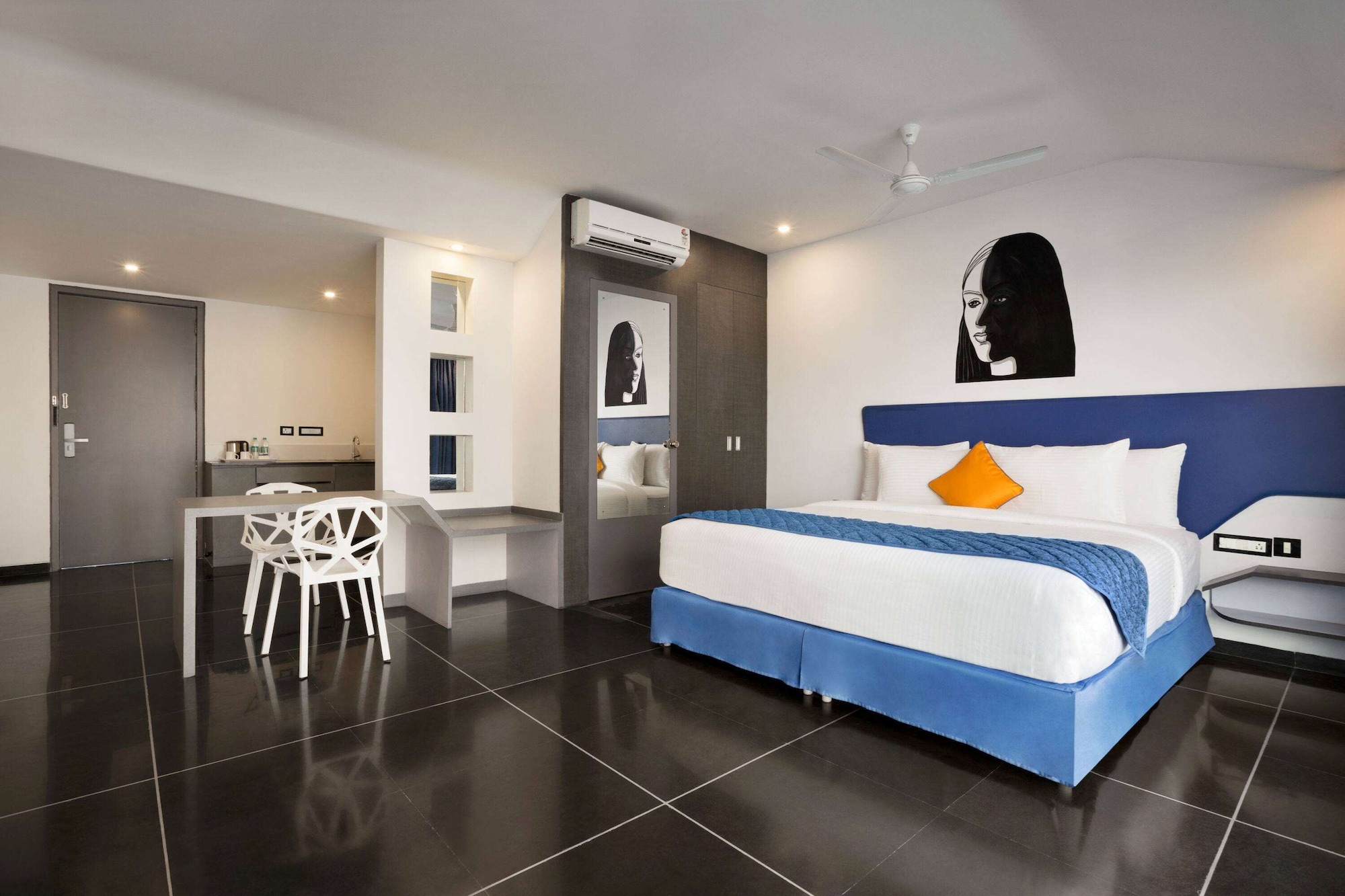 BUSINESS, KING BED, ACCESSIBLE