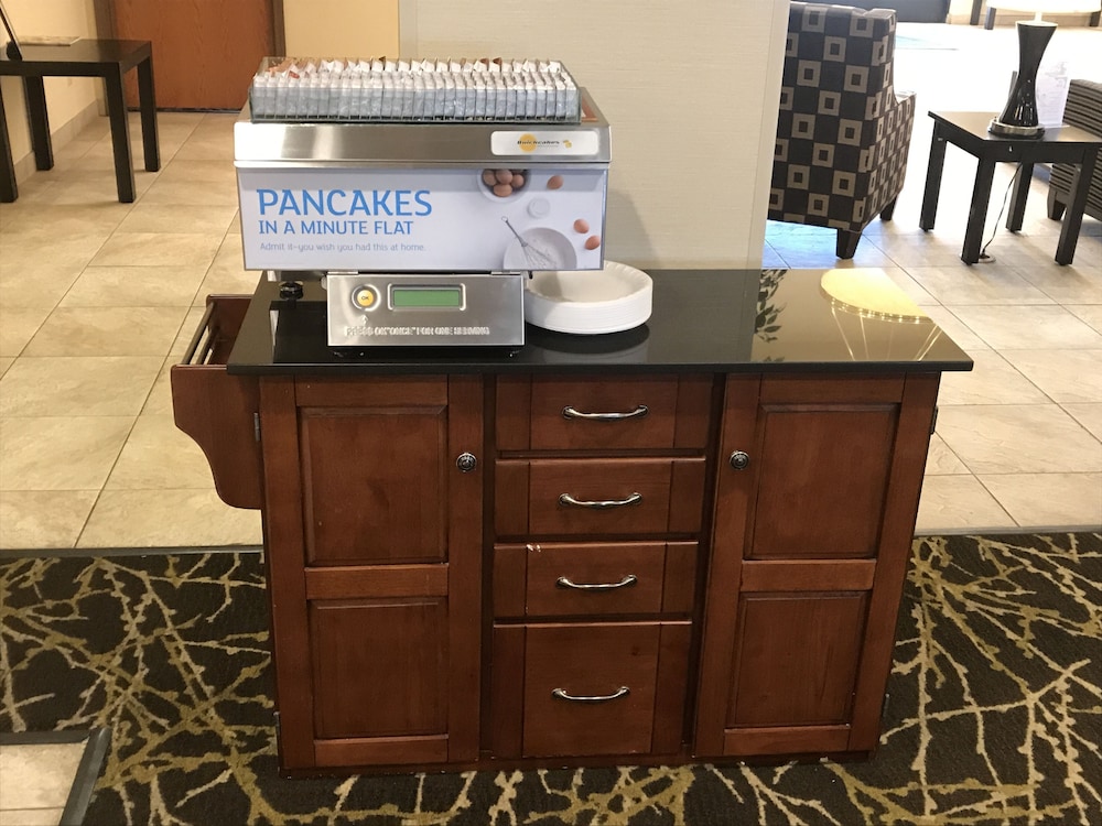 Holiday Inn Express Syracuse-Fairgrounds 62/75