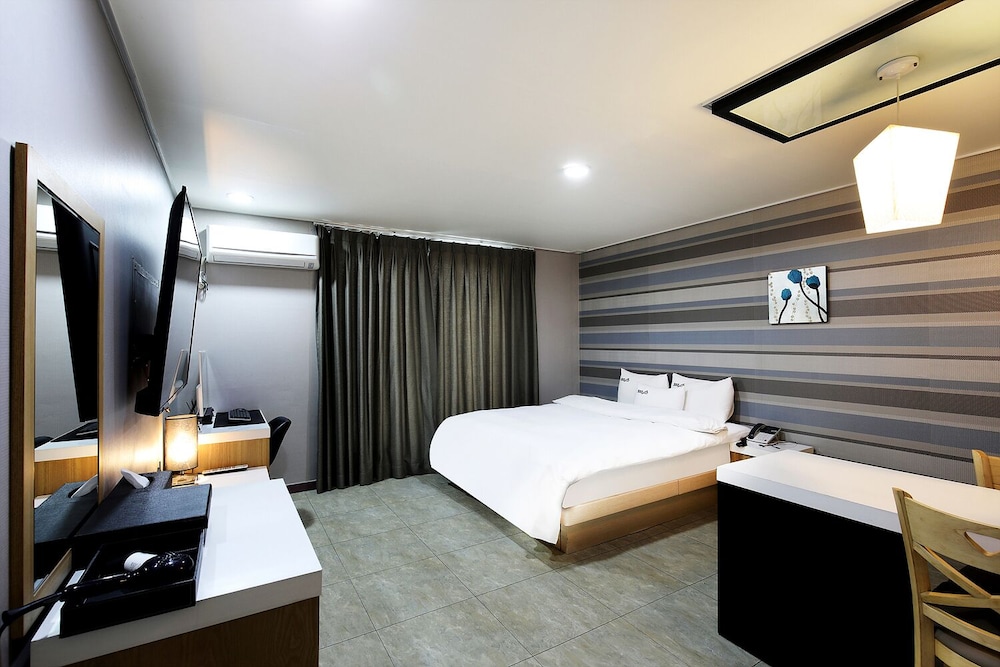 White Tourist Hotel 9/24