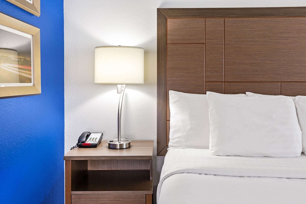 La Quinta Inn & Suites By Wyndham NE Long Beach/Cypress 37/51