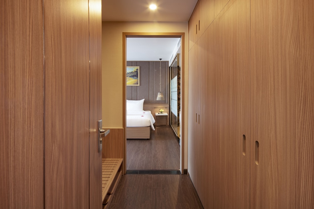 Virgo Hotel 68/79