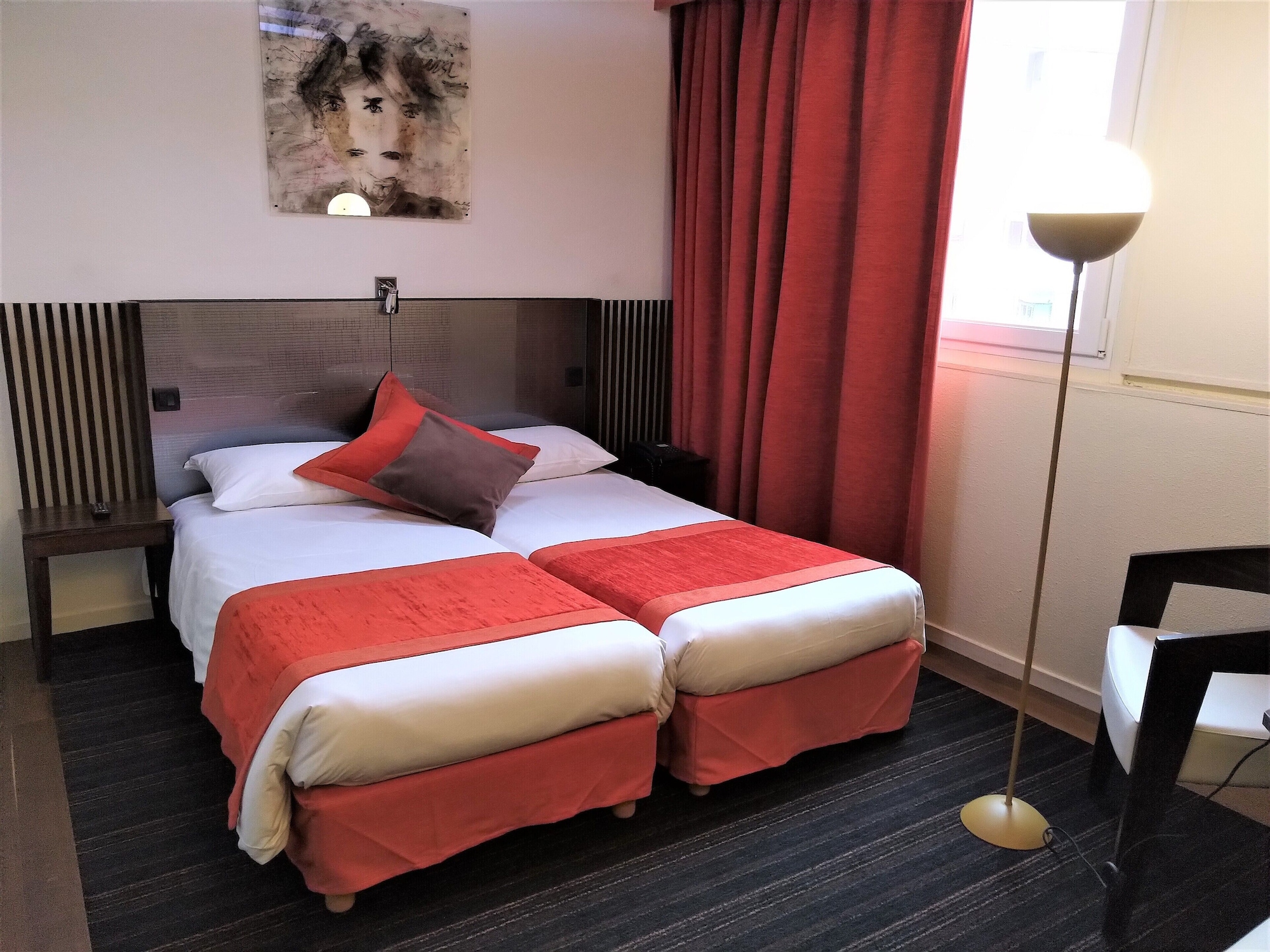 EXECUTIVE, TWIN BEDS