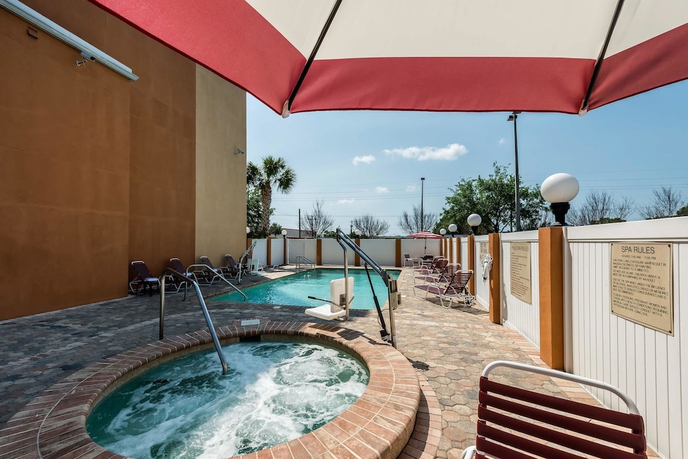 Comfort Suites Tampa Airport North 25/35