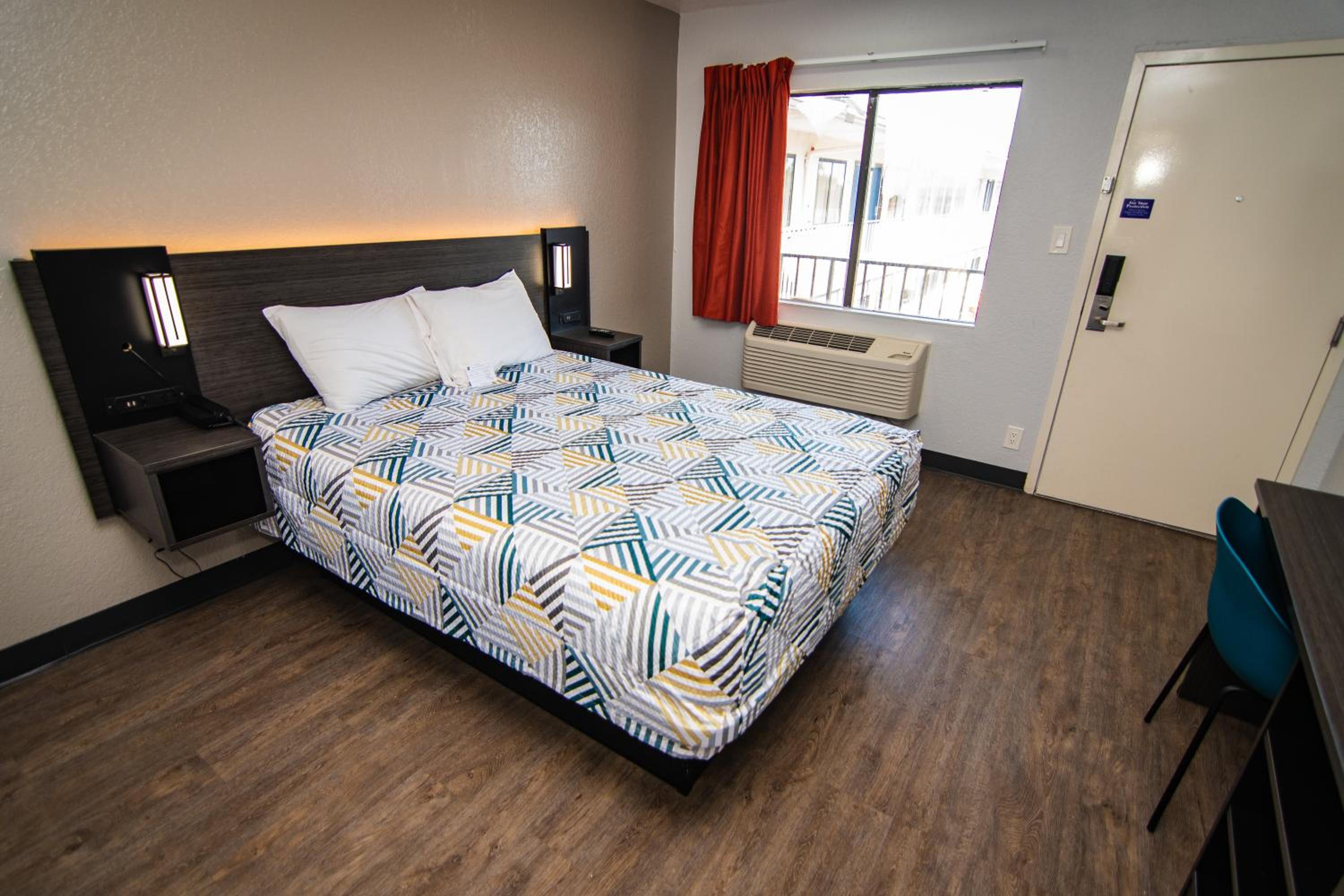 1 Queen Bed ADA/Tub