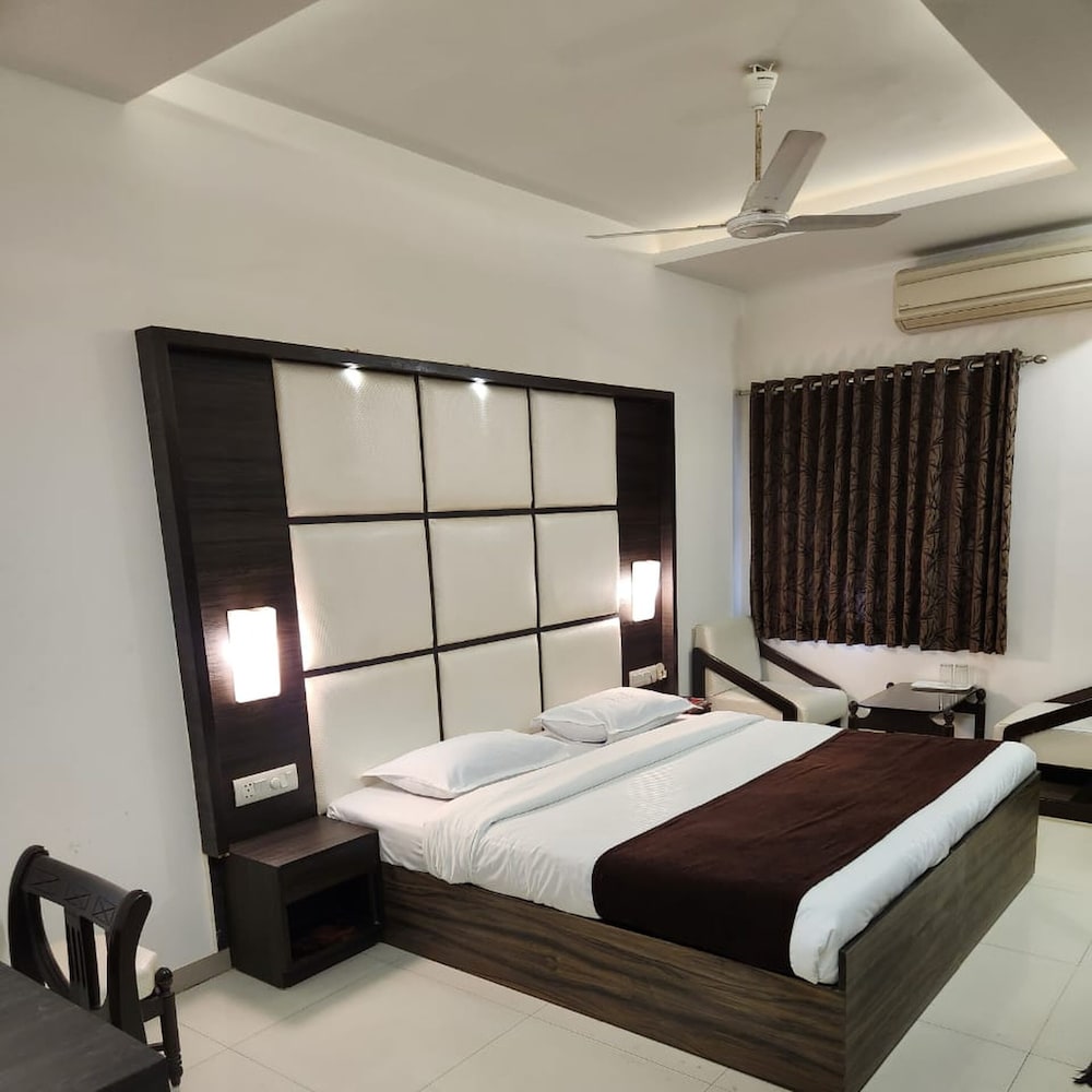 Oyo 2351 Hotel Golden Plaza 7/24