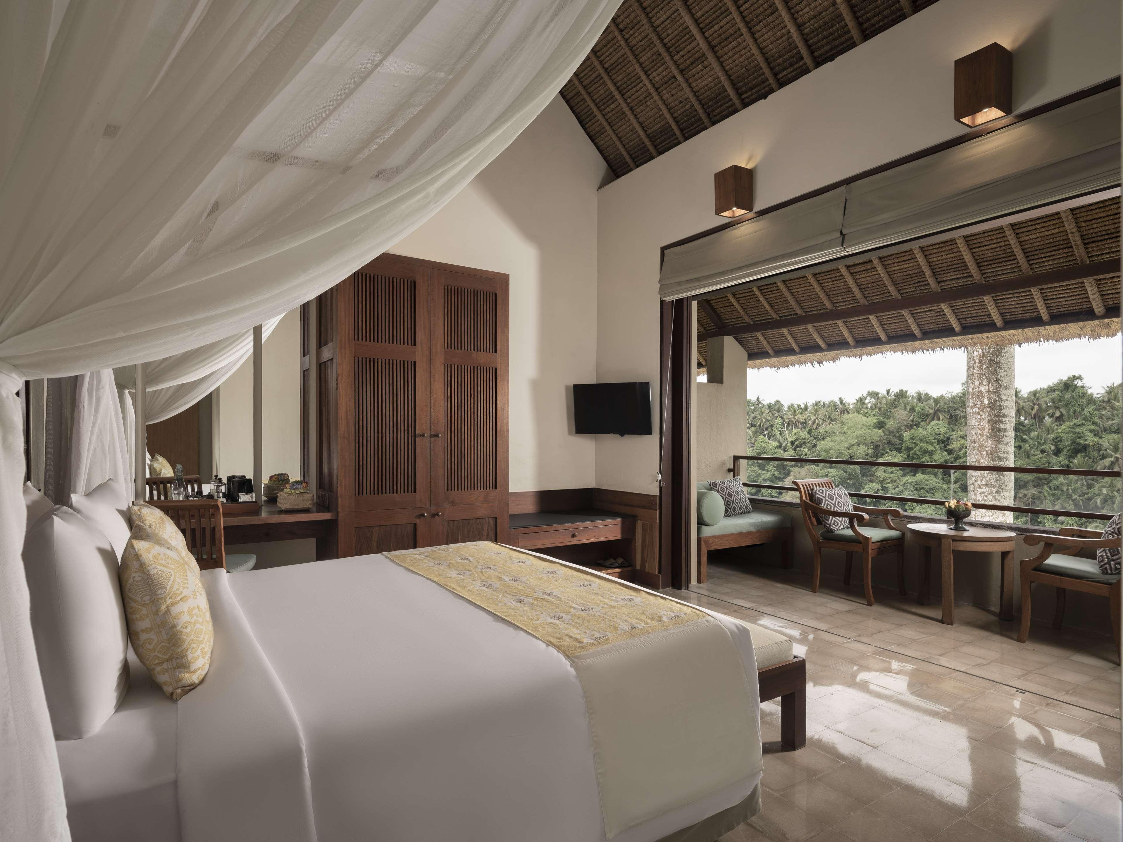 Superior, King Bed, Hill Side