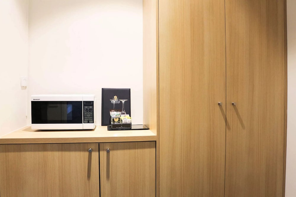 ROWVILLE INTERNATIONAL HOTEL 36/46