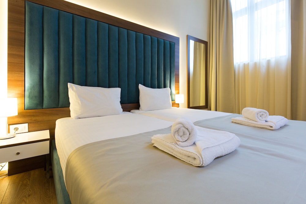 Marquise Hotel 4/49