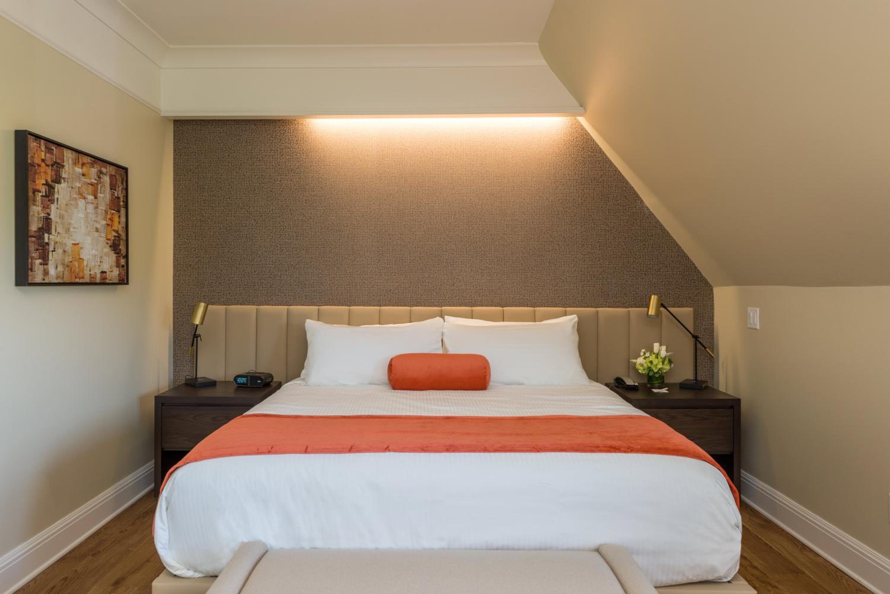 Room, King Bed, Lake View