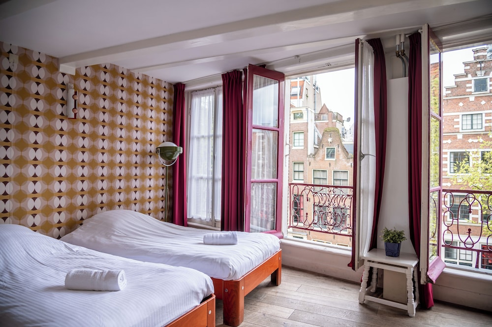 City, Twin Beds