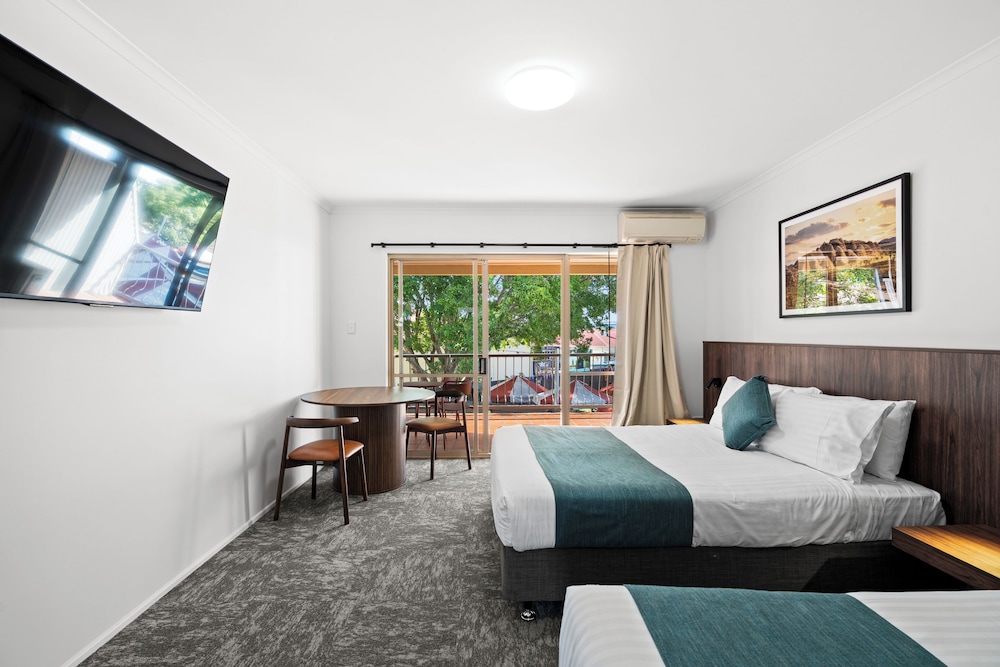 Deluxe, Triple, 1 Queen and 1 Single Bed