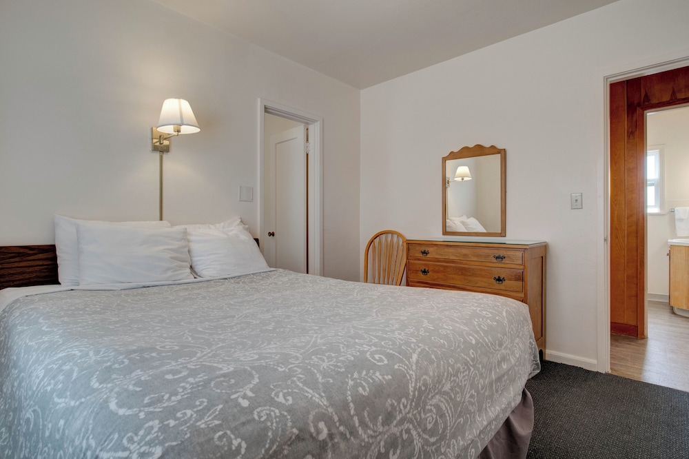 2 Bedrooms, Family, Cottage, 1 Single and 2 Queen Beds, Ocean View, Kitchen