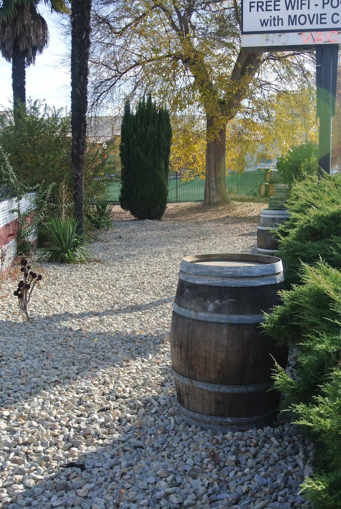 Vino Inn & Suites (ex Rancho Tee Motel) 56/63
