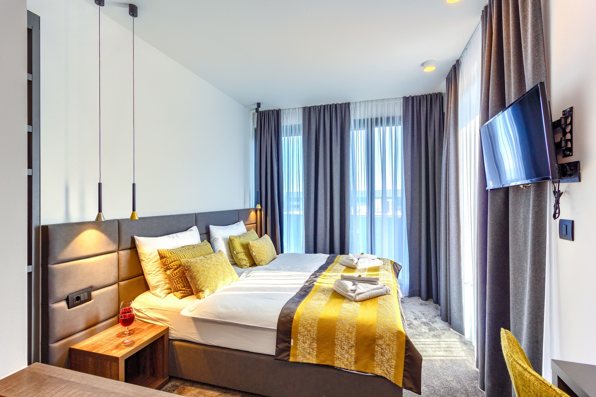 DELUXE, KING BED