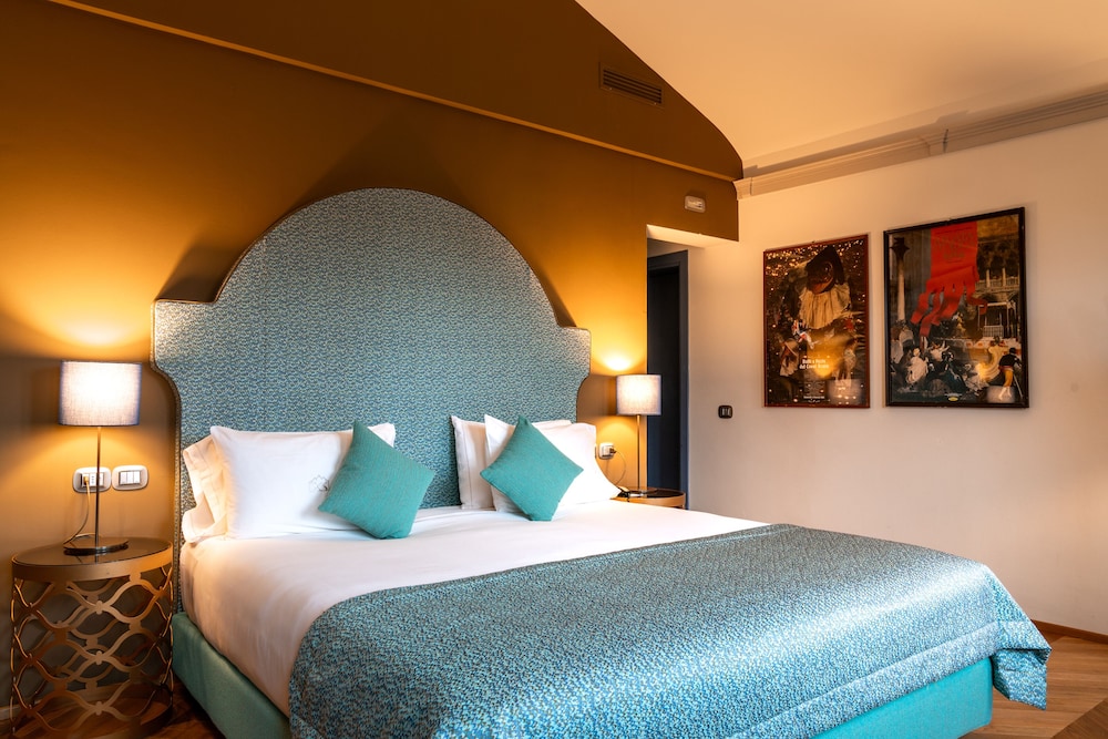 DELUXE, DOUBLE BED, GARDEN VIEW