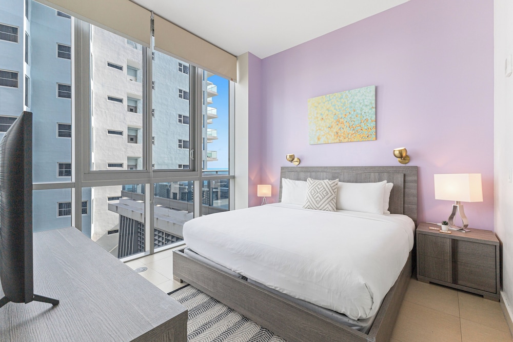 شقة بسرير كينج وسرير فردي بإطلالة على المدينة بشرفة بغرفة نوم واحدة مع أريكة، Dharma Home Suites Miami At Monte Carlo 7/10