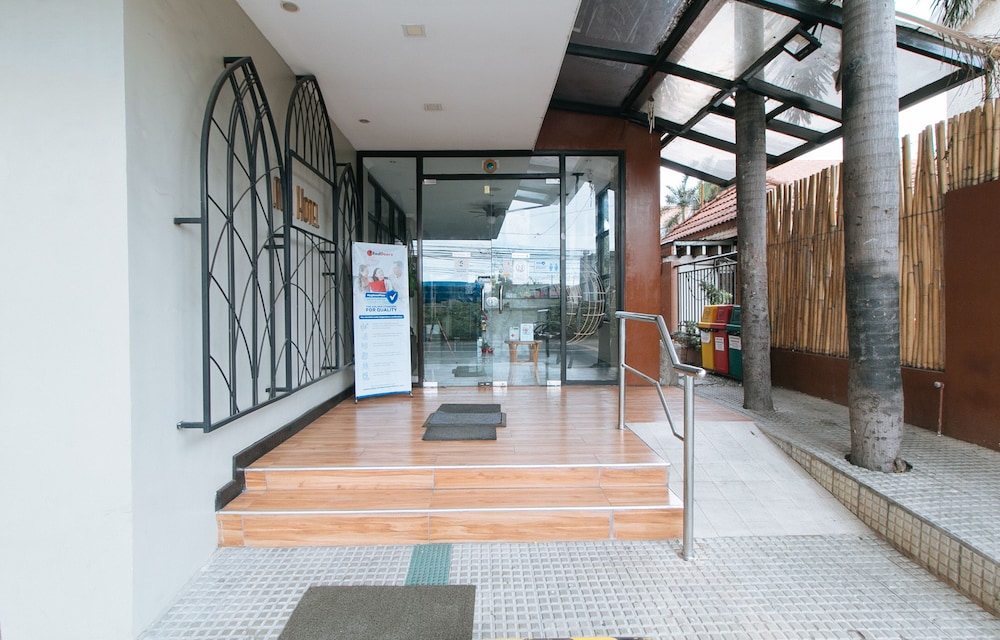 RedDoorz Plus at MM Hotel Las Pinas 16/22
