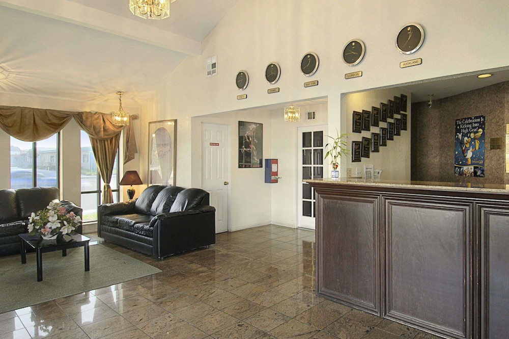 Lobby at Solara Inn and Suites, ANAHEIM - CA