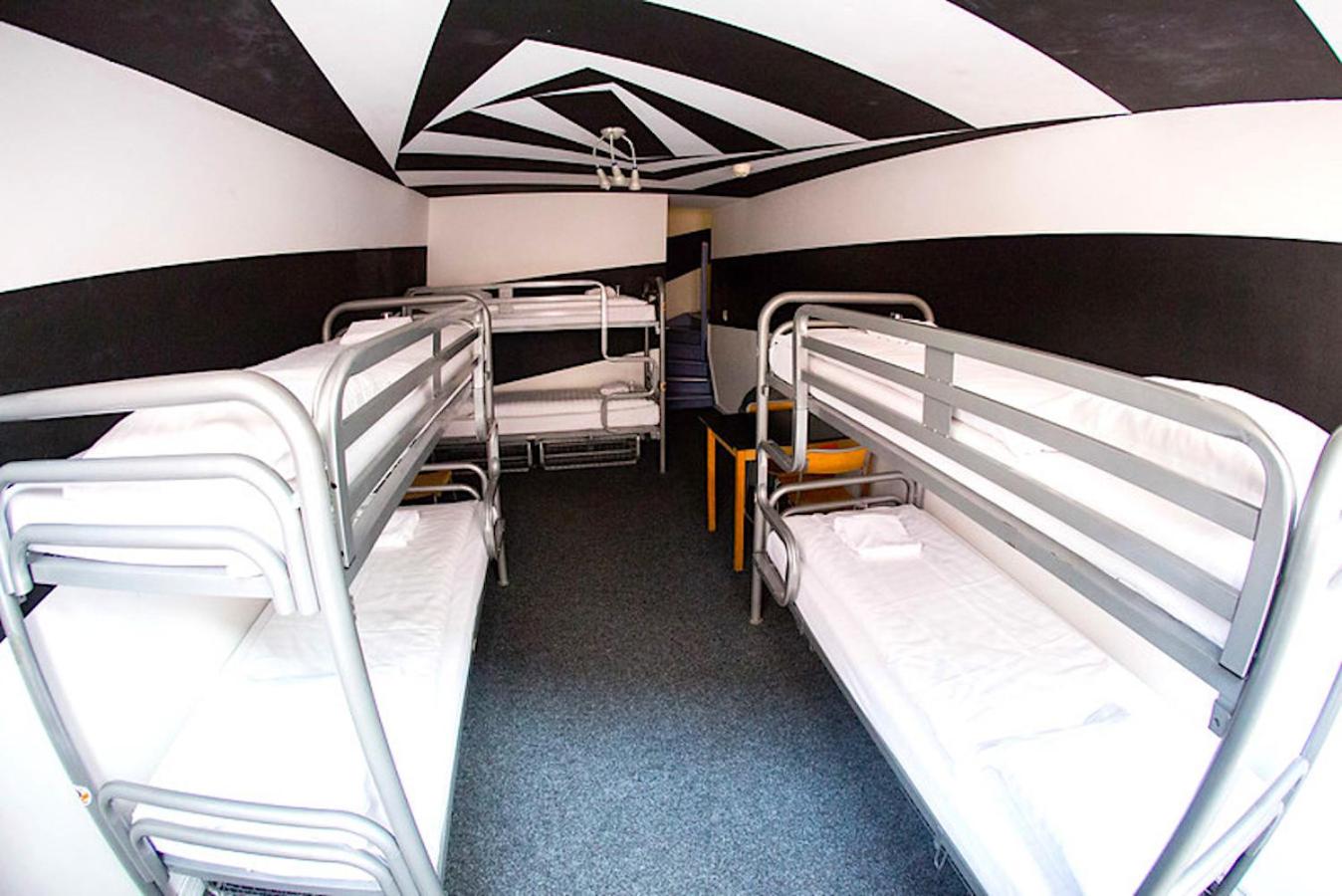 Private, 6 Beds