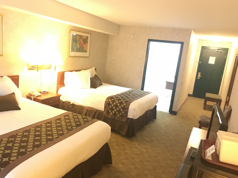 Lexington Inn & Suites Windsor 18/51