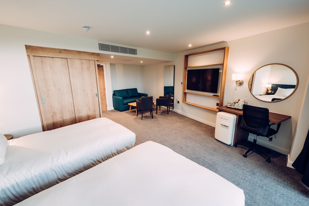 Deluxe, Twin Beds, Plunge View