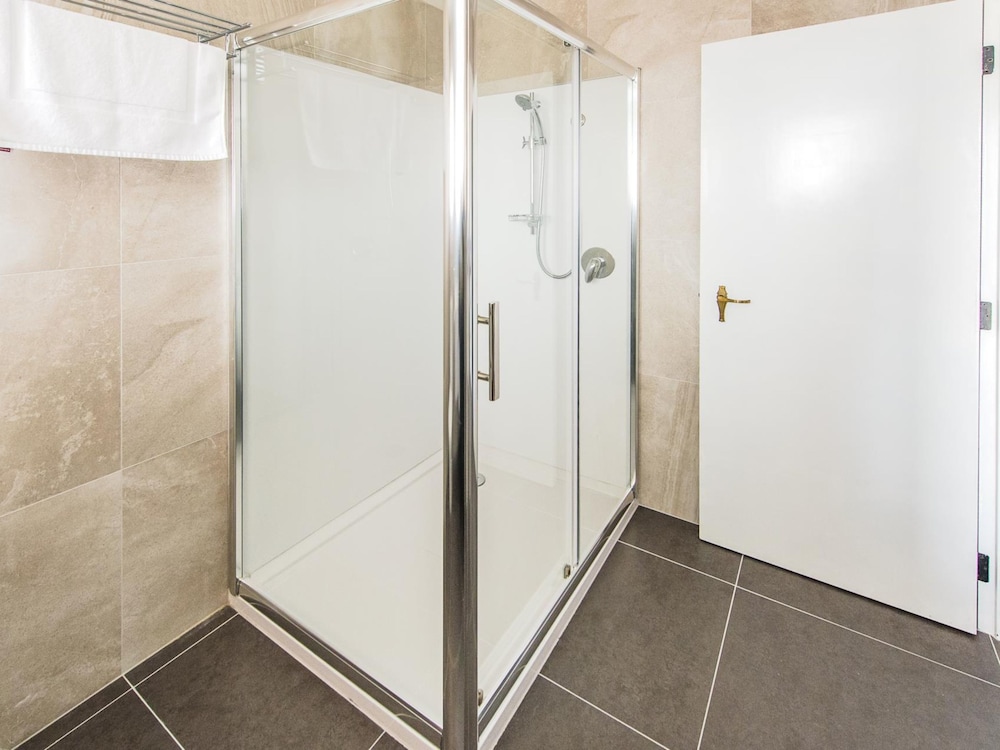 BURWOOD MANOR MOTEL 3/50