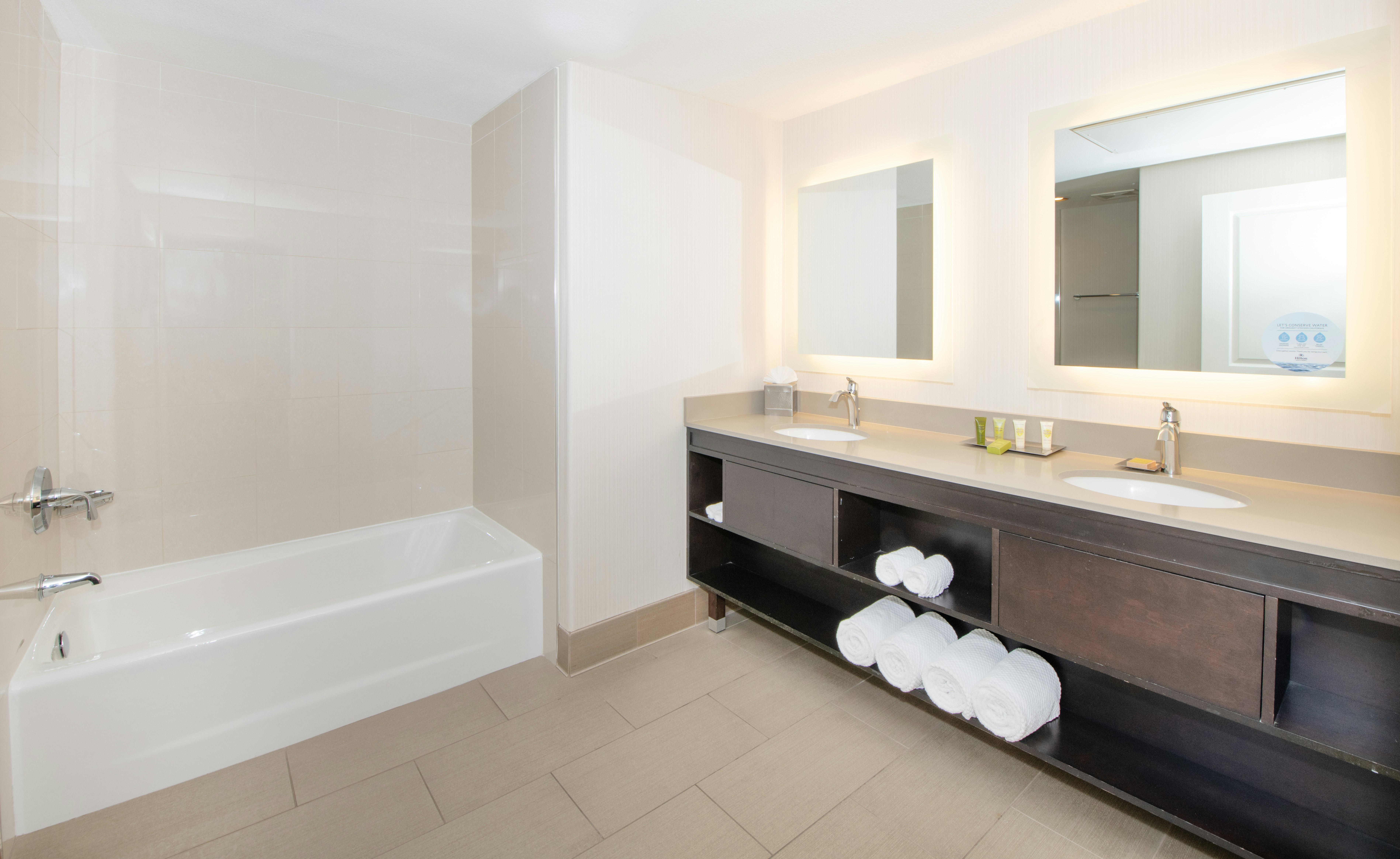 جناح بسرير كينج بغرفة نوم واحدة مع أريكة، Hilton Santa Cruz/Scotts Valley 3/5