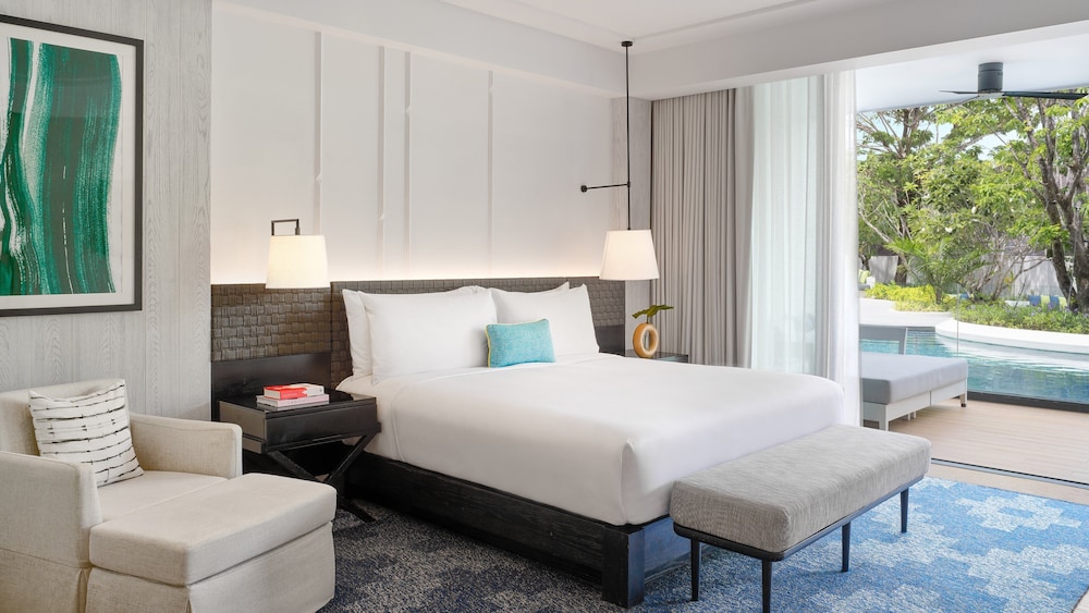 Essential, Deluxe, King Bed, Resort View, Pool Access
