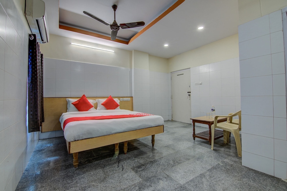 OYO 14669 Mayur's Residency 24/25