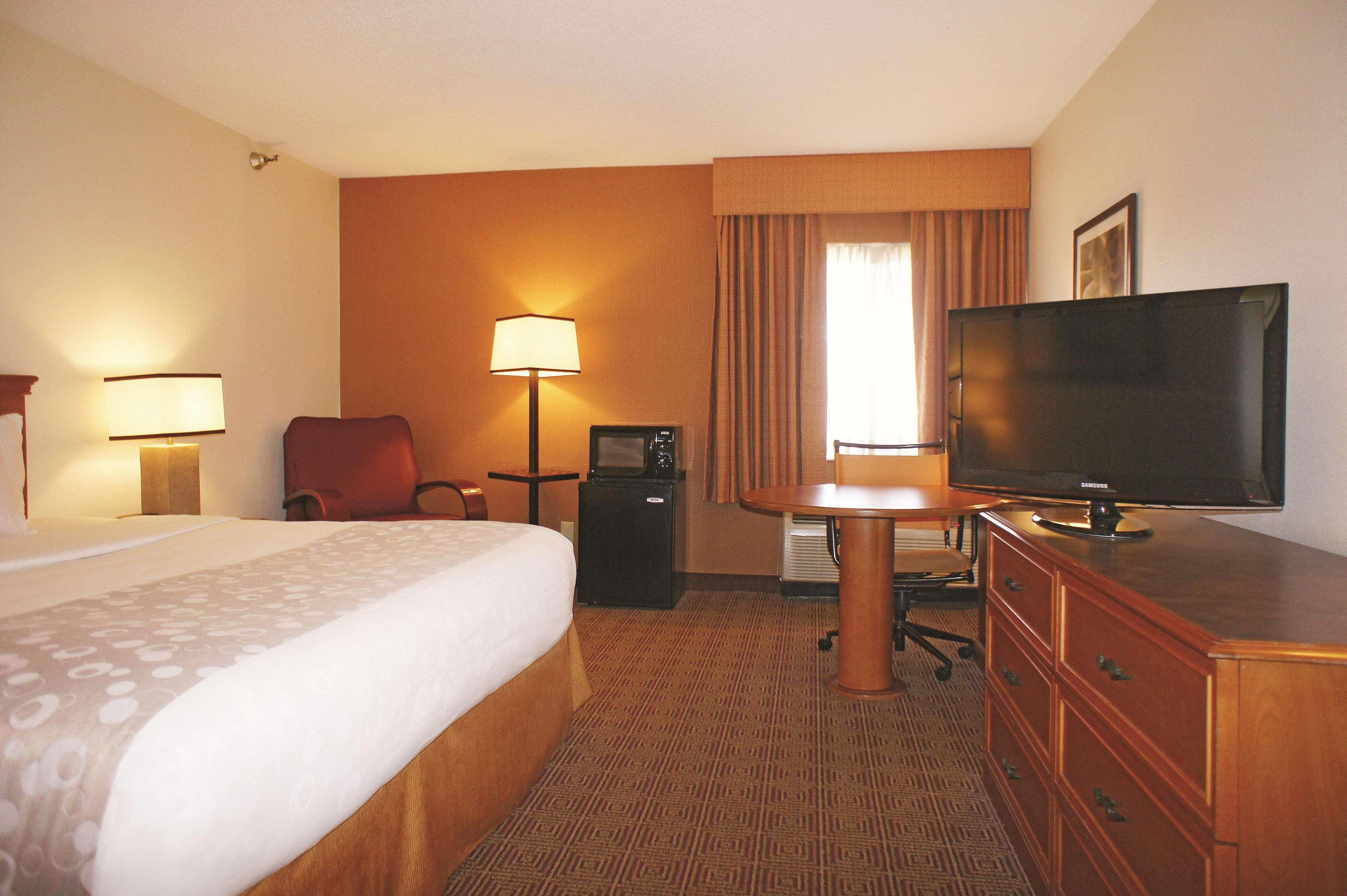 Hotel Kansas City North 3/15