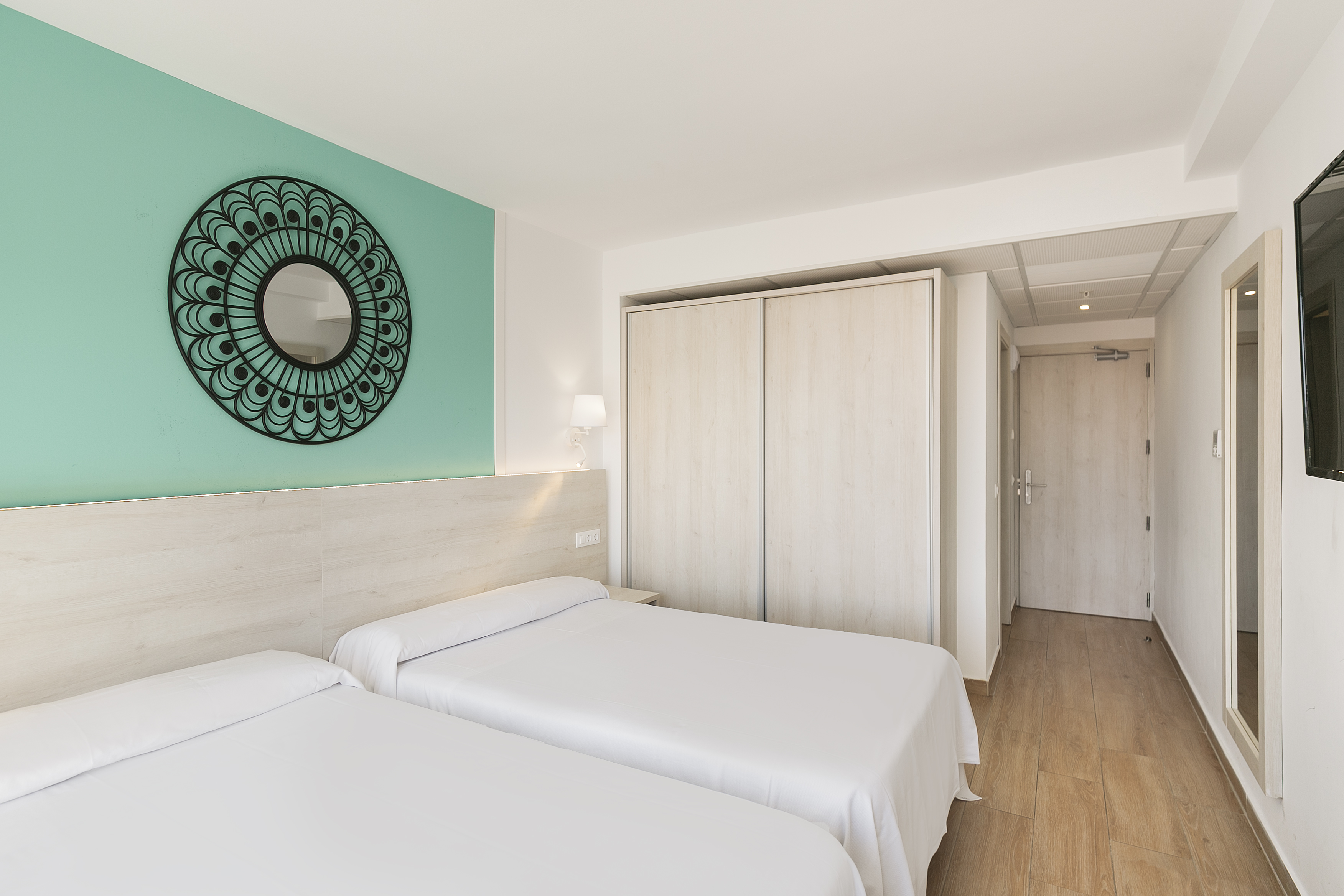 ROOM, SINGLE