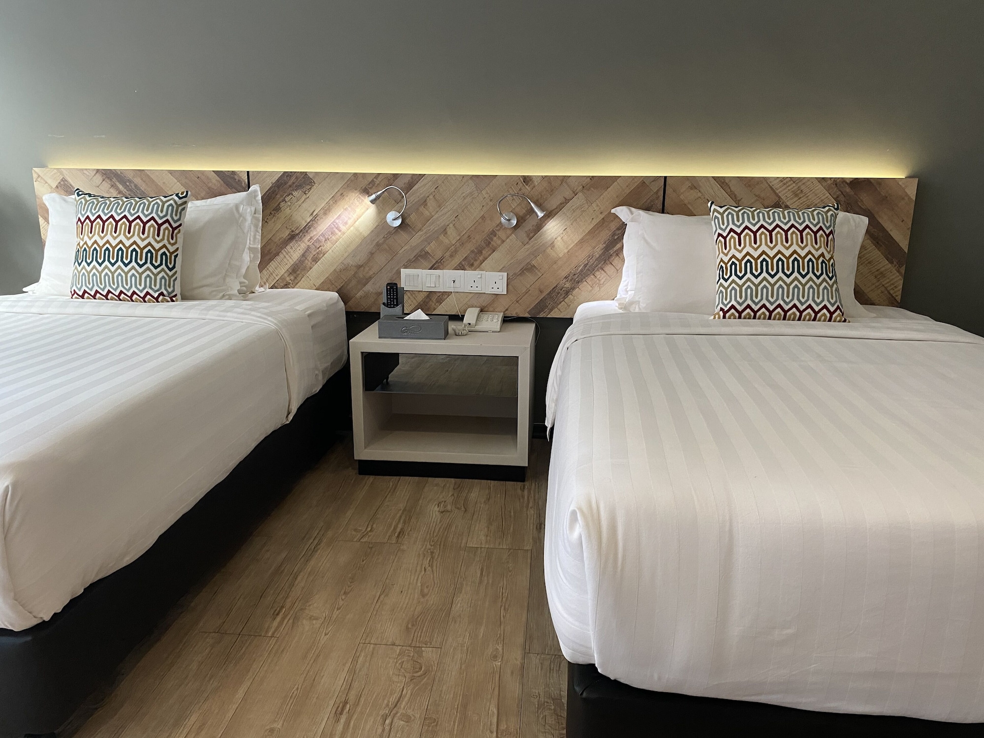 DELUXE, TWIN BEDS