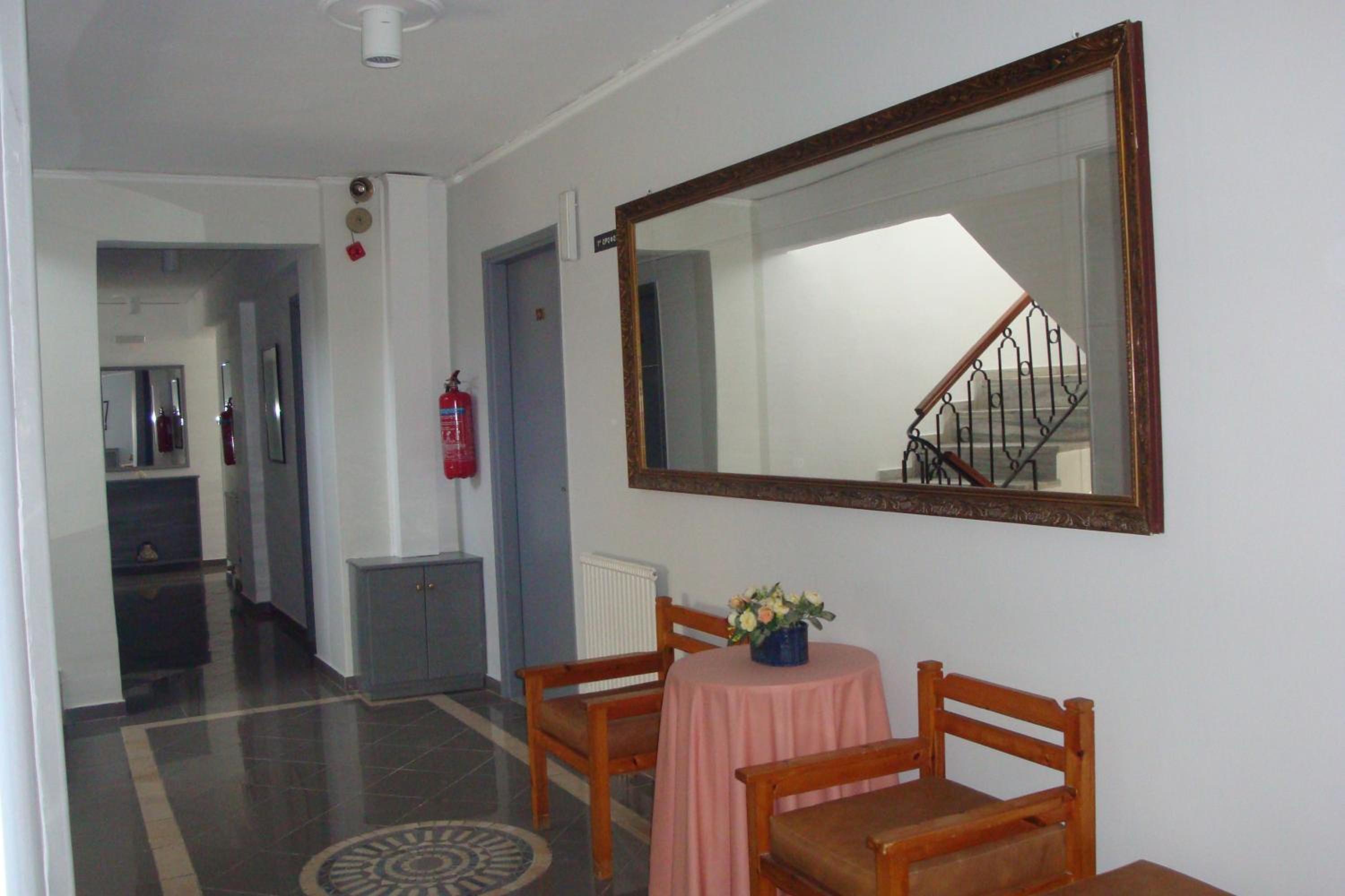 Karis Hotel 8/50