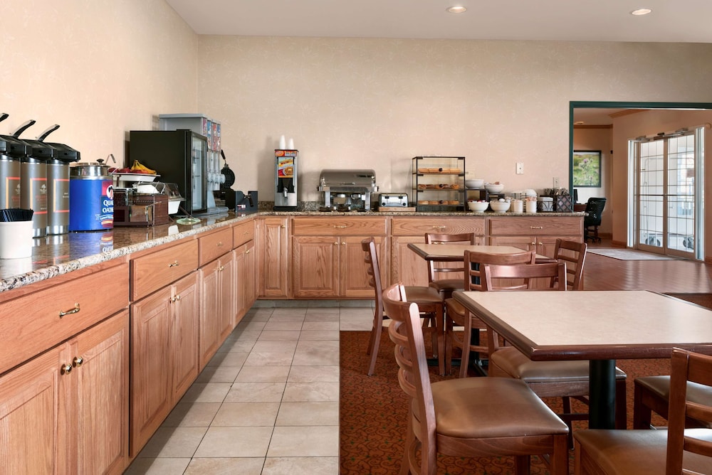 Country Inn & Suites by Radisson, Clinton, IA 19/19
