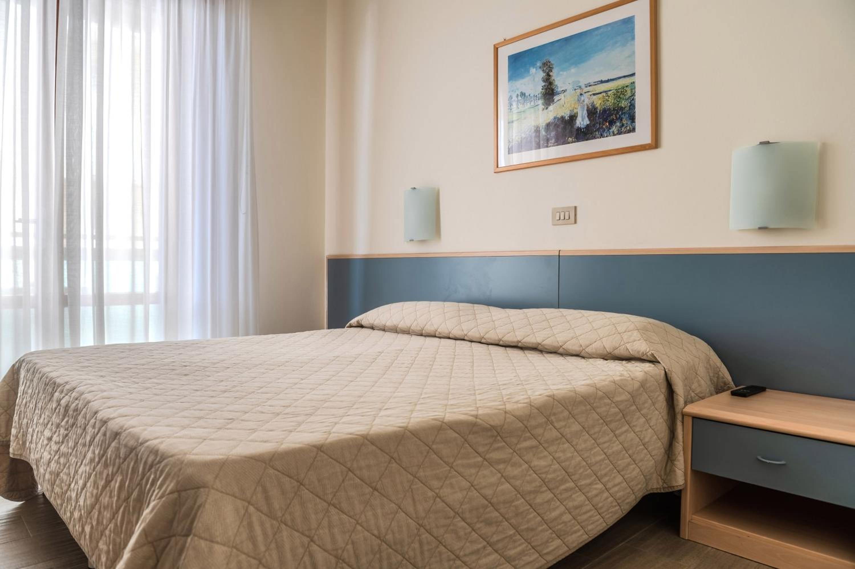 Standard, Double or Twin Bed, Lateral Side Sea View