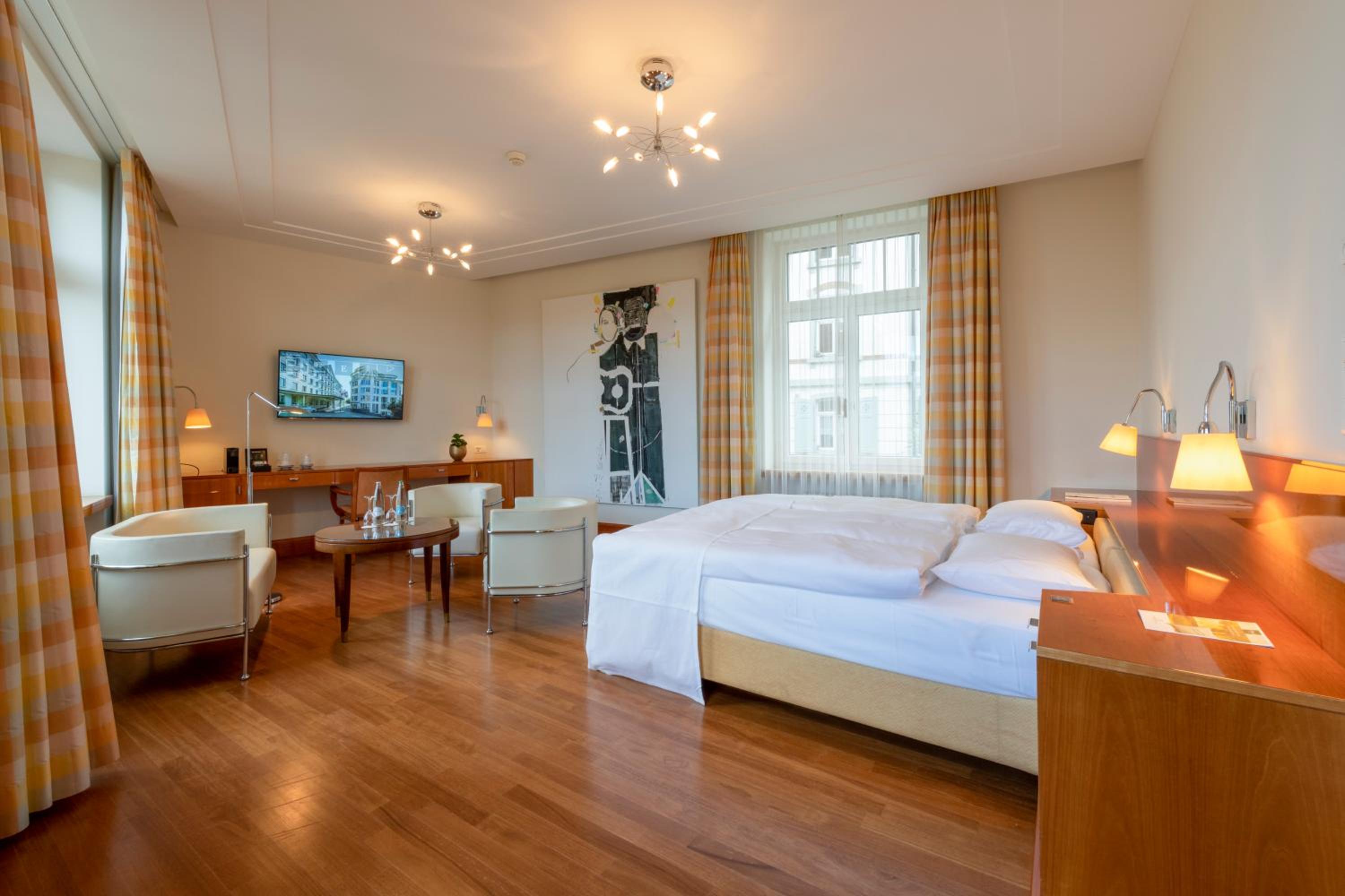 Junior Suite, Queen Bed, Female Floor