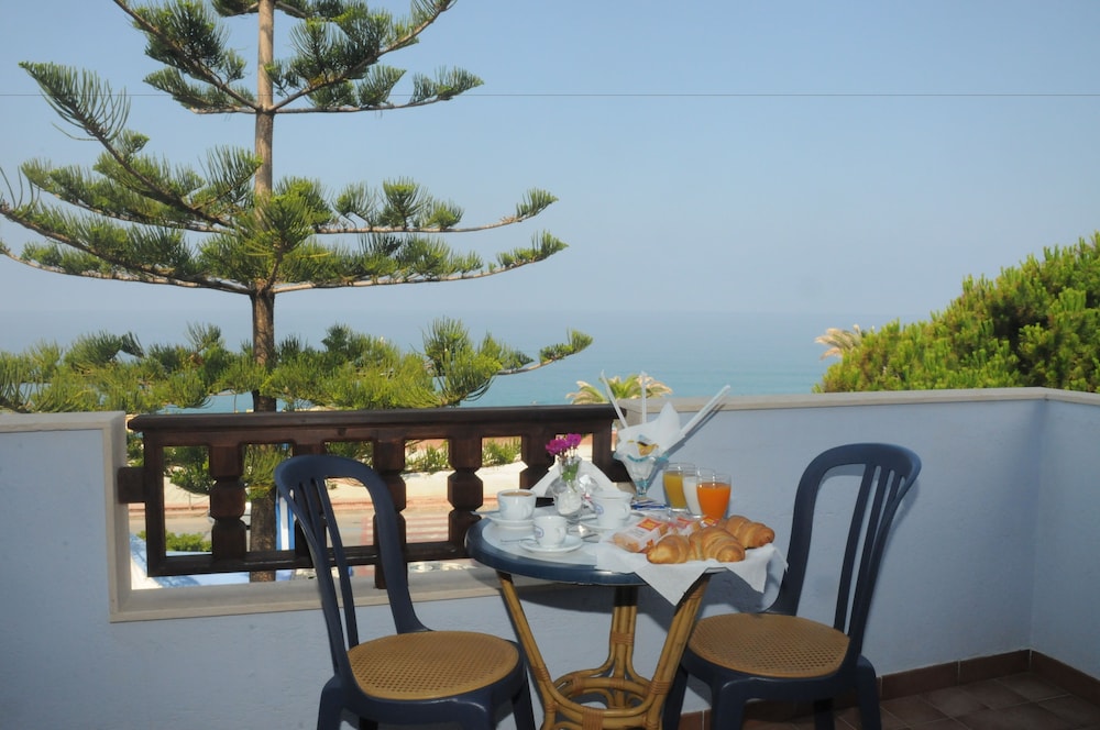 Beach Hotel 27/43