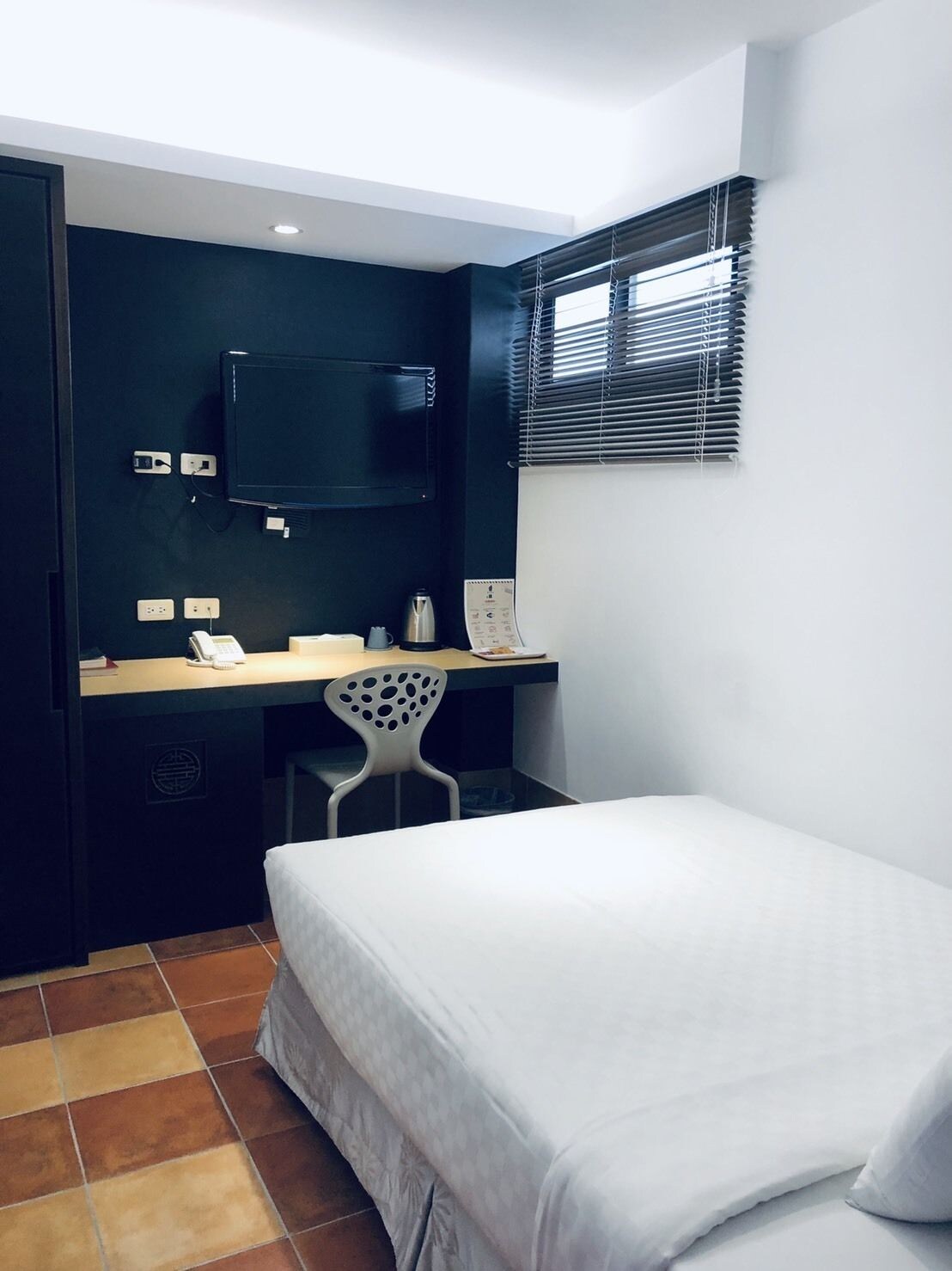 ROOM, SINGLE