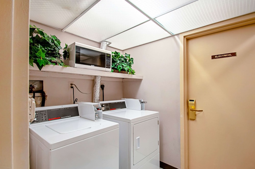 Econo Lodge Metro 20/36
