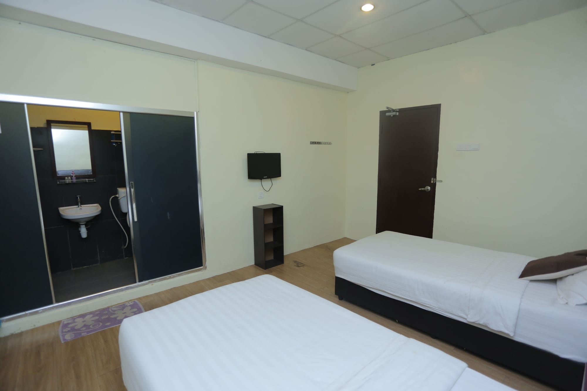 BUDGET, TWIN BEDS