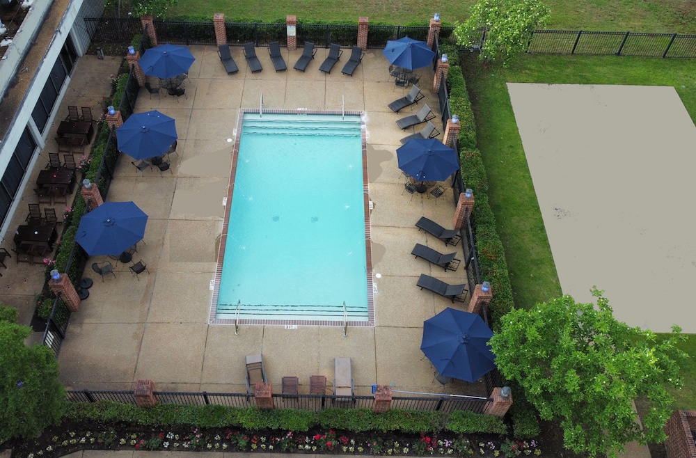 Whispering Woods Hotel & Conference Center 5/39