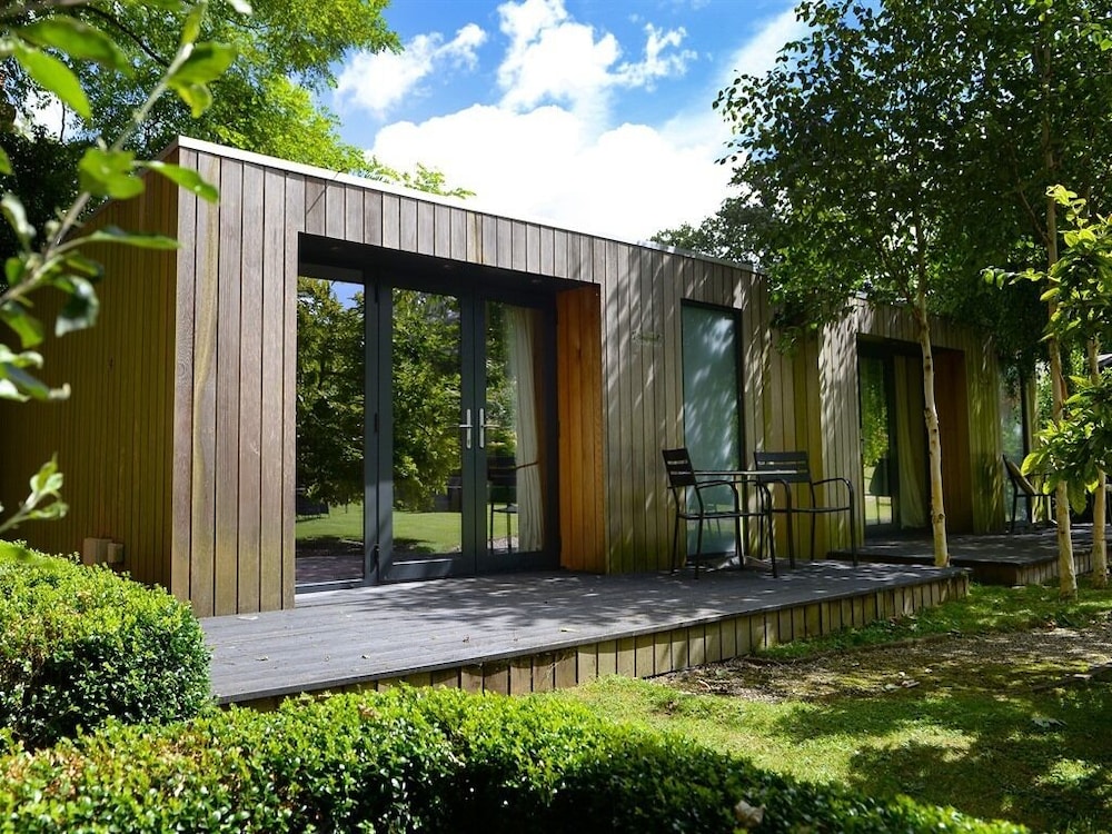 Satis House 25/27