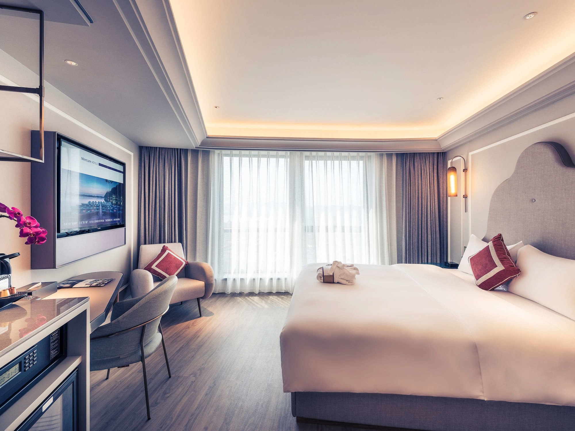 PRIVILEGE, KING BED
