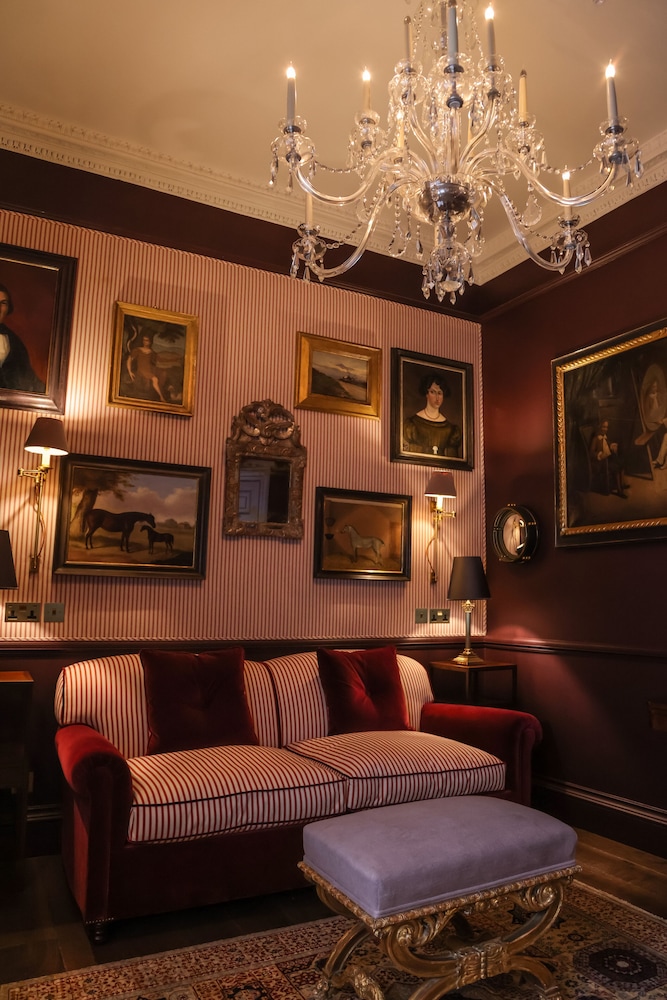 Henry's Townhouse 41/53