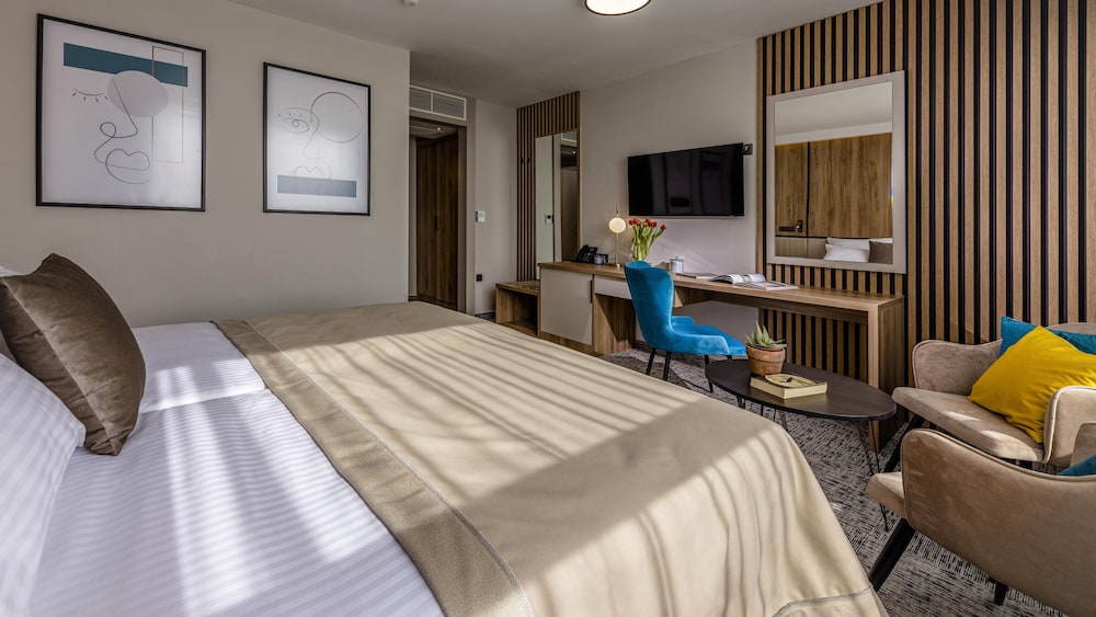 DELUXE, SUITE