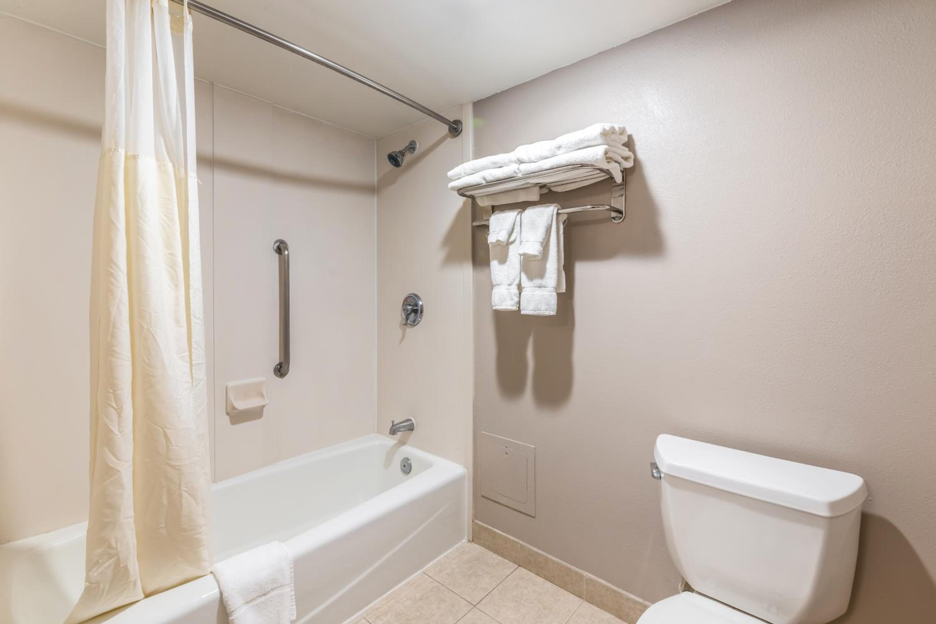 جناح جونيور، Lake Norman Inn and Suites (ex Clarion) 9/10