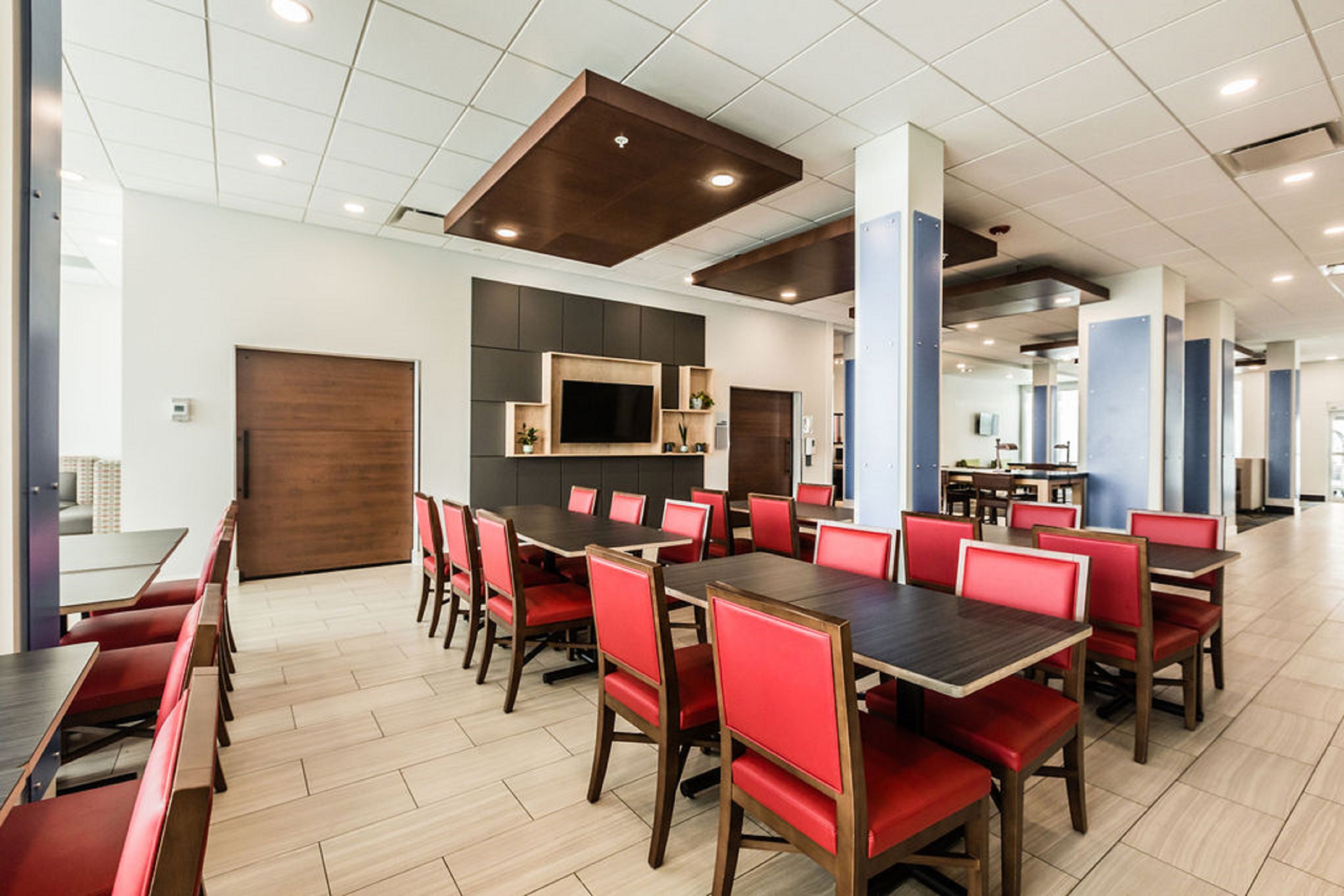 Holiday Inn Express Suites Edmonton N St Albert 54/72