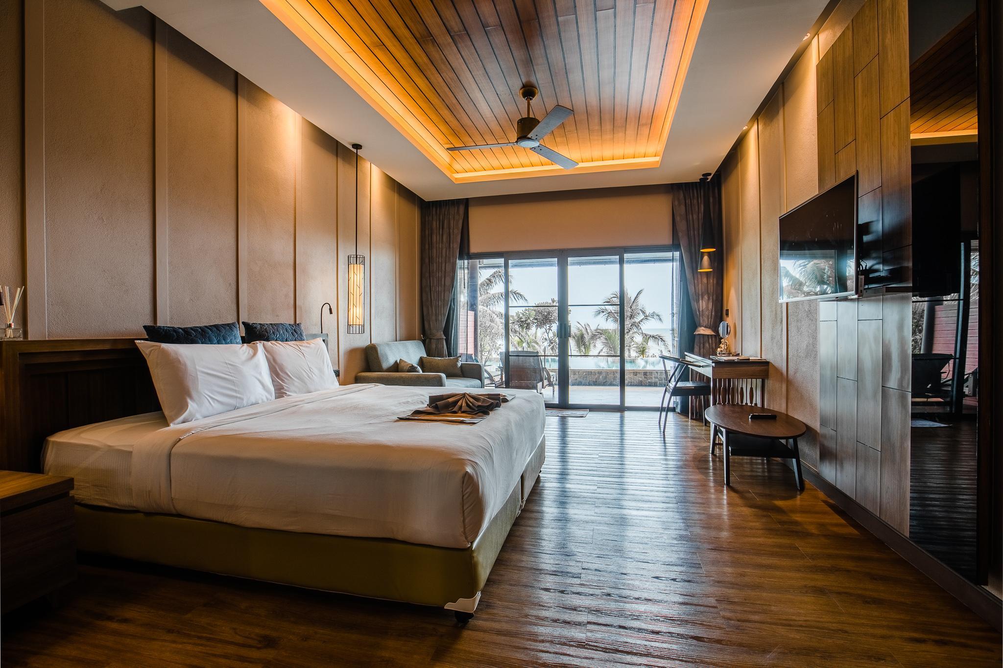 Room, King Bed, Pool Access