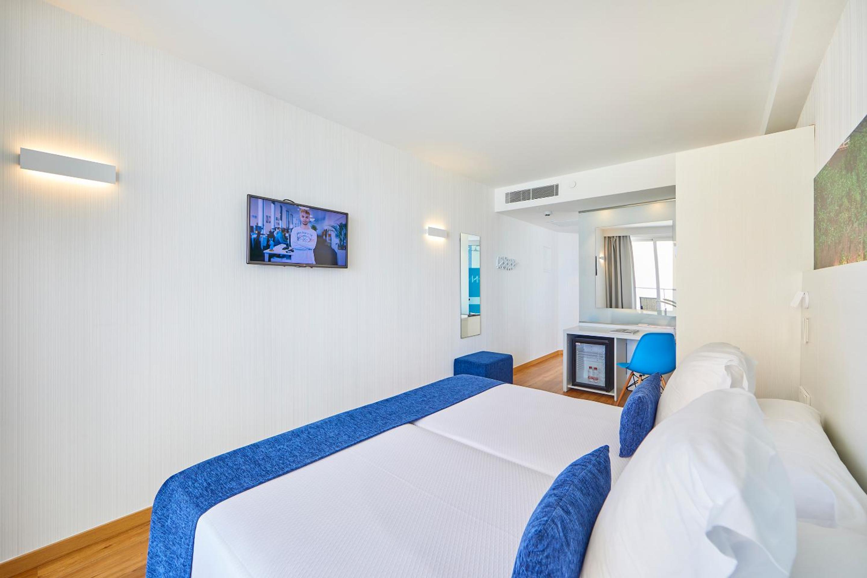 ROOM, DOUBLE OR TWIN BED, SIDE SEA VIEW